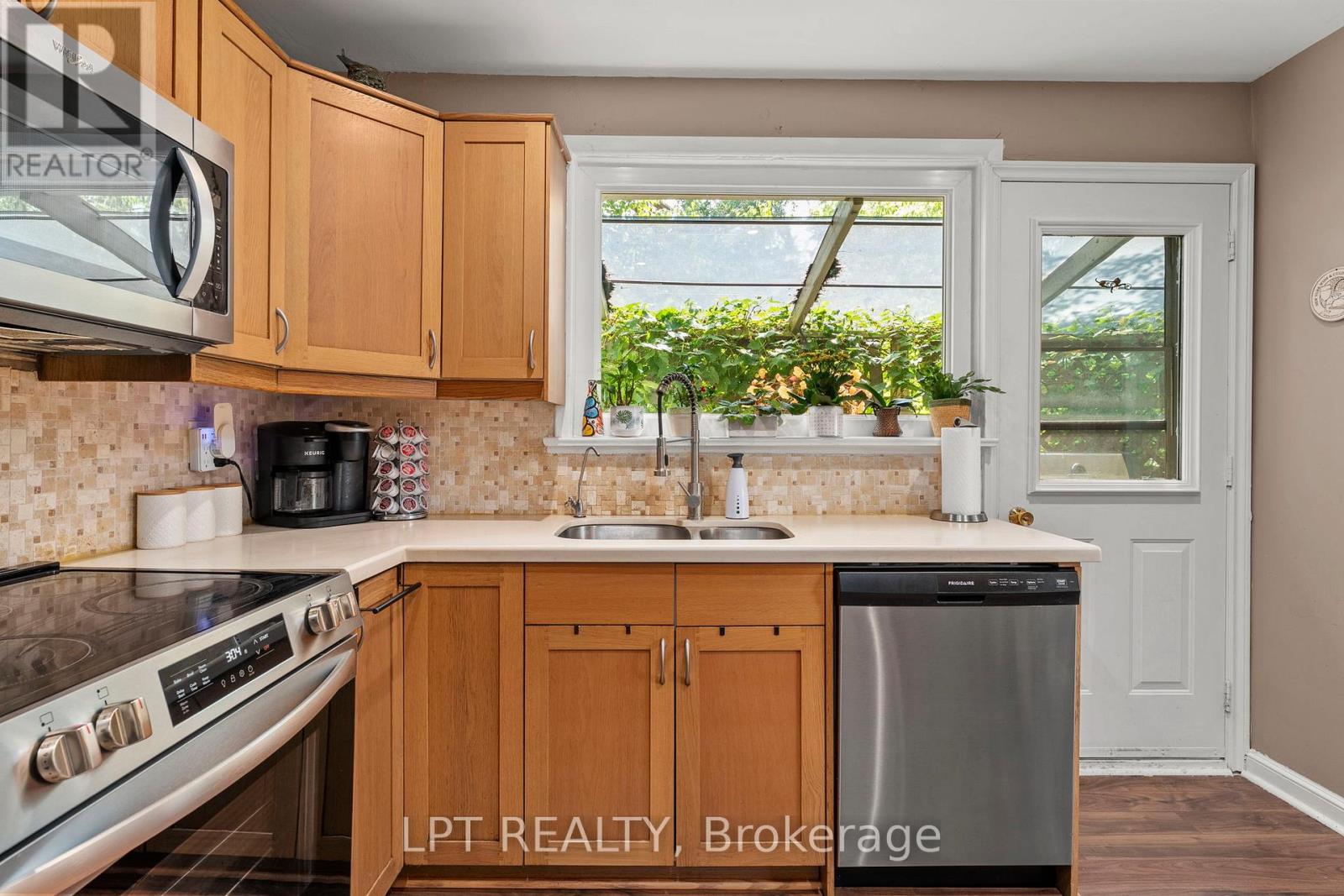 31 Patrick Drive, Aurora, Ontario  L4G 2A6 - Photo 9 - N13709254