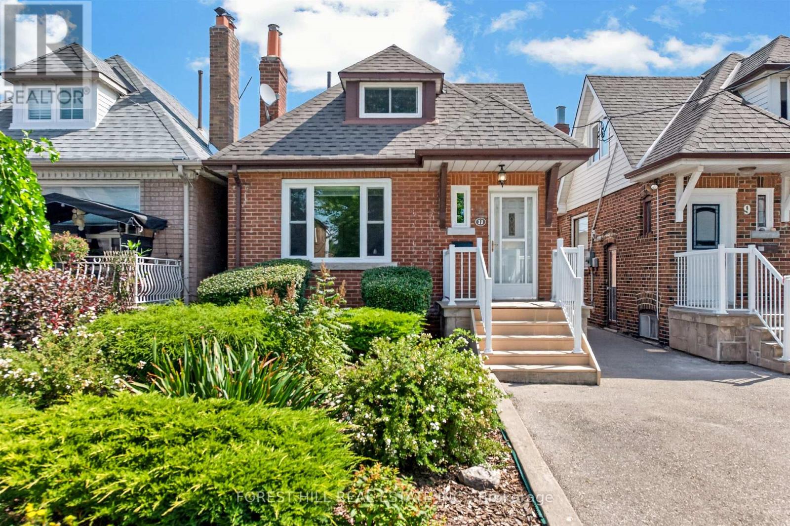 11 Yarrow Road, Toronto, Ontario M6M 4E2 - Photo 2 - W13708234
