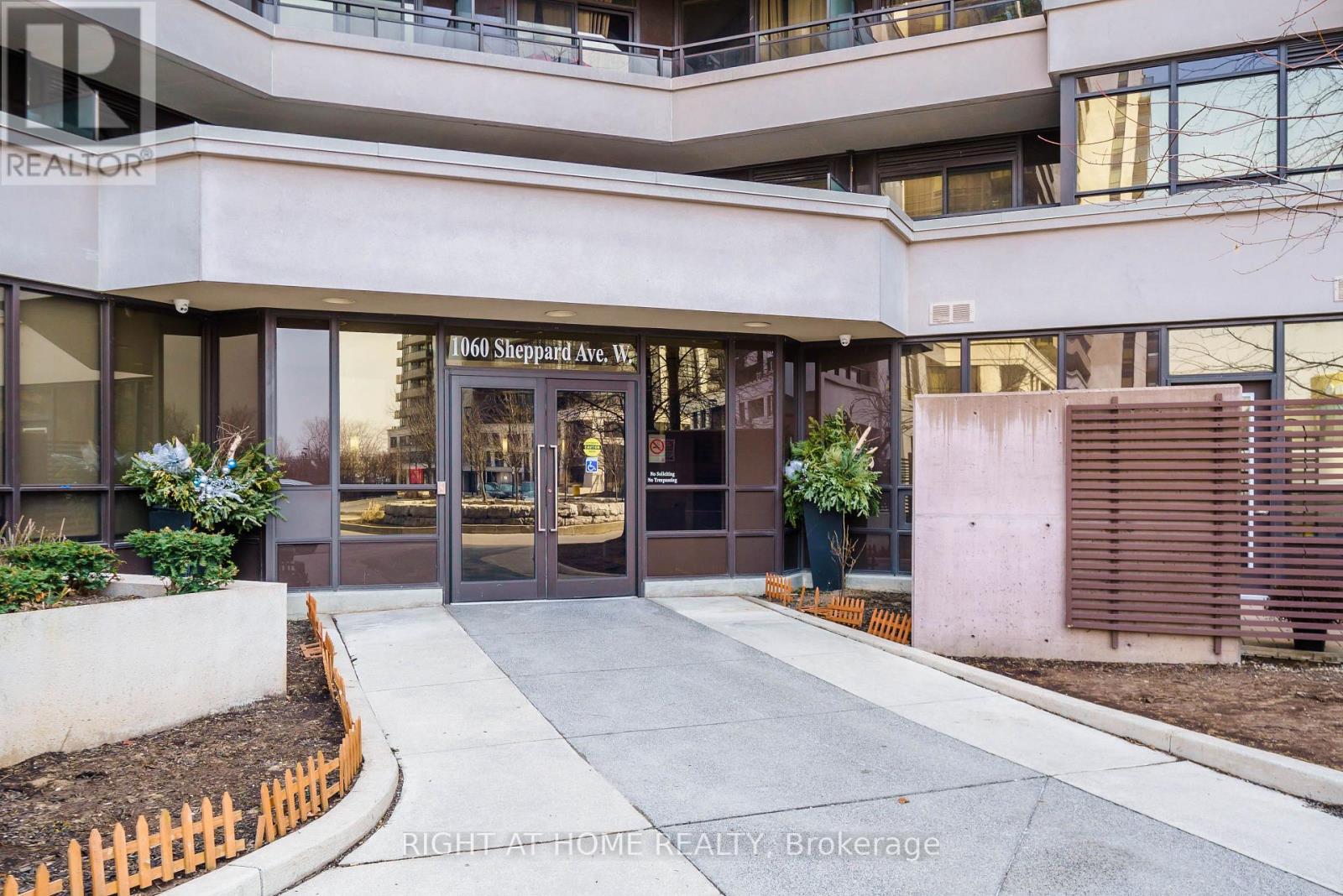 305 - 1060 Sheppard Avenue W, Toronto, Ontario  M3J 0G7 - Photo 2 - W13709308