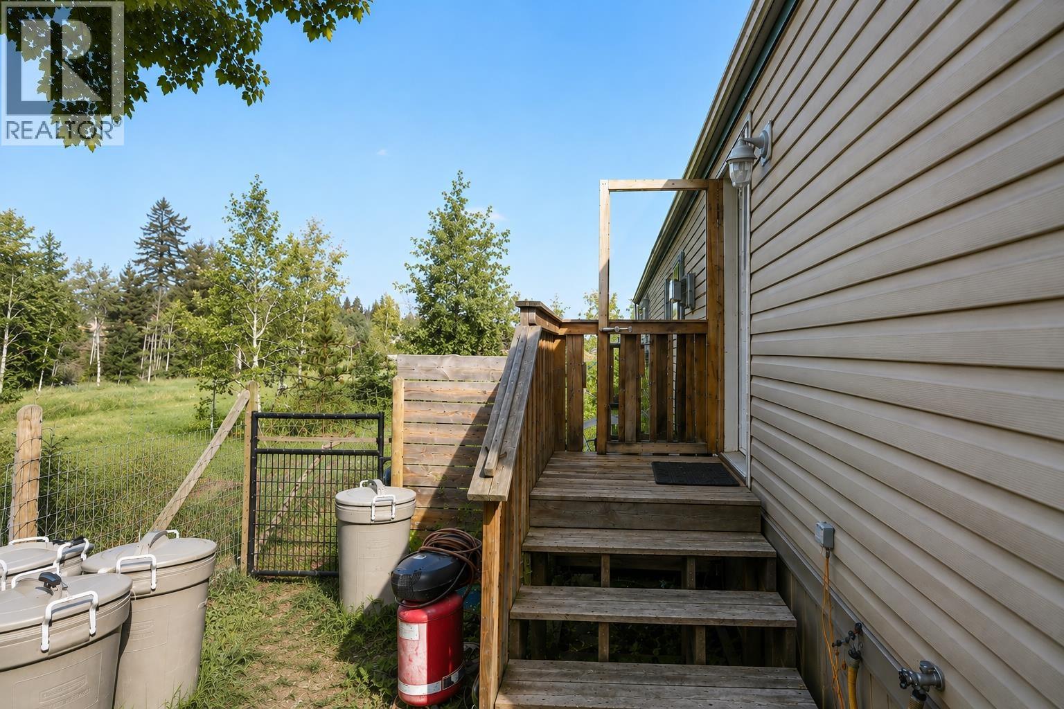 5465 Elliot Lake Road, 108 Mile Ranch, British Columbia  V0K 2E1 - Photo 3 - R3158533