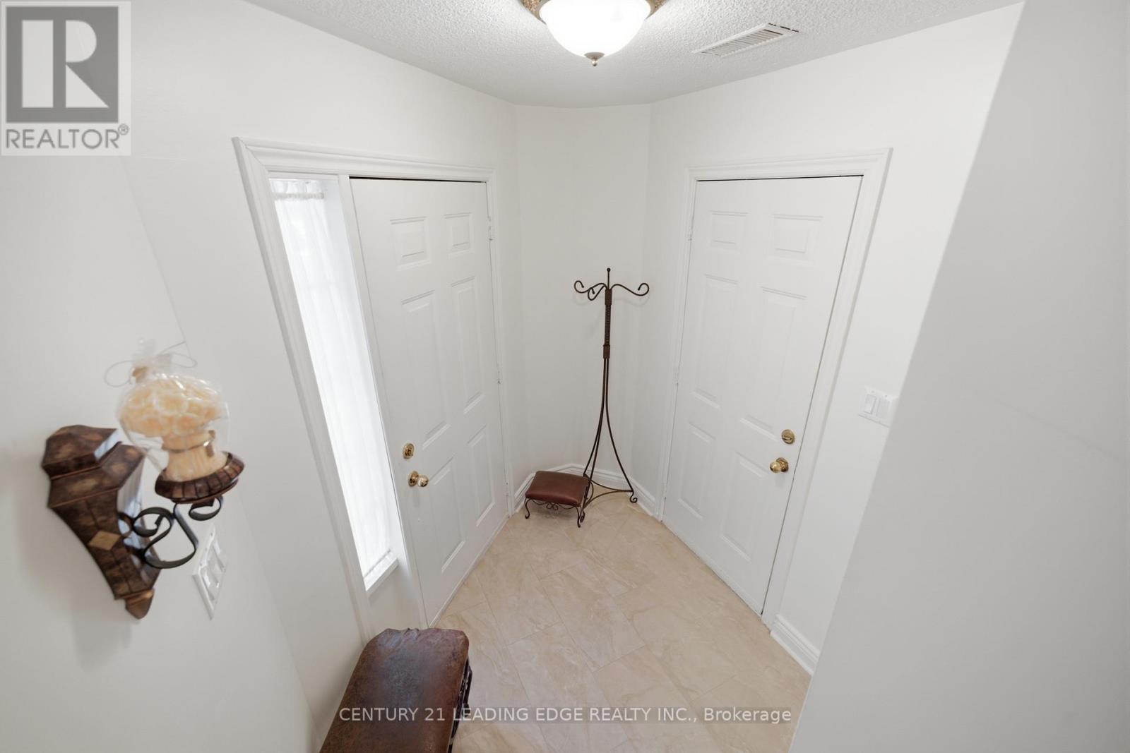 11 Guildpark Pathway, Toronto, Ontario  M1J 3P1 - Photo 4 - E13708290