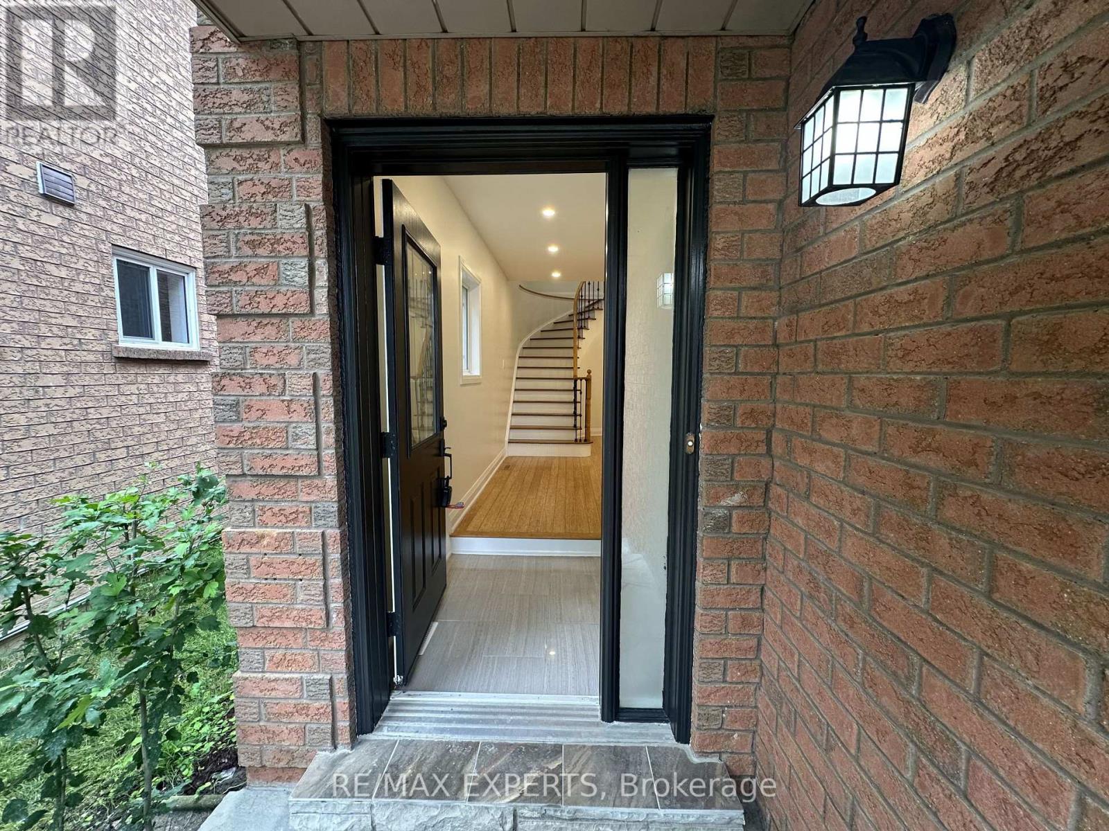 249 Rushbrook Drive, Newmarket, Ontario  L3X 2E3 - Photo 2 - N13709444