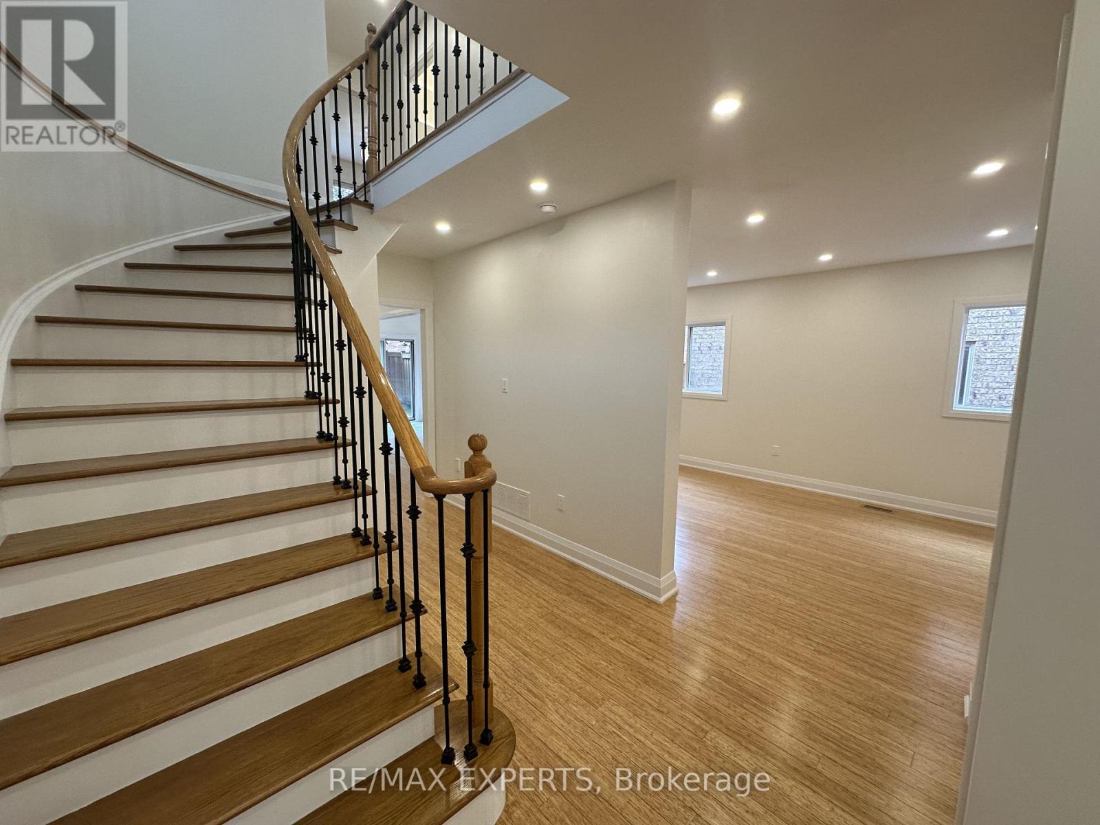 249 Rushbrook Drive, Newmarket, Ontario  L3X 2E3 - Photo 5 - N13709444