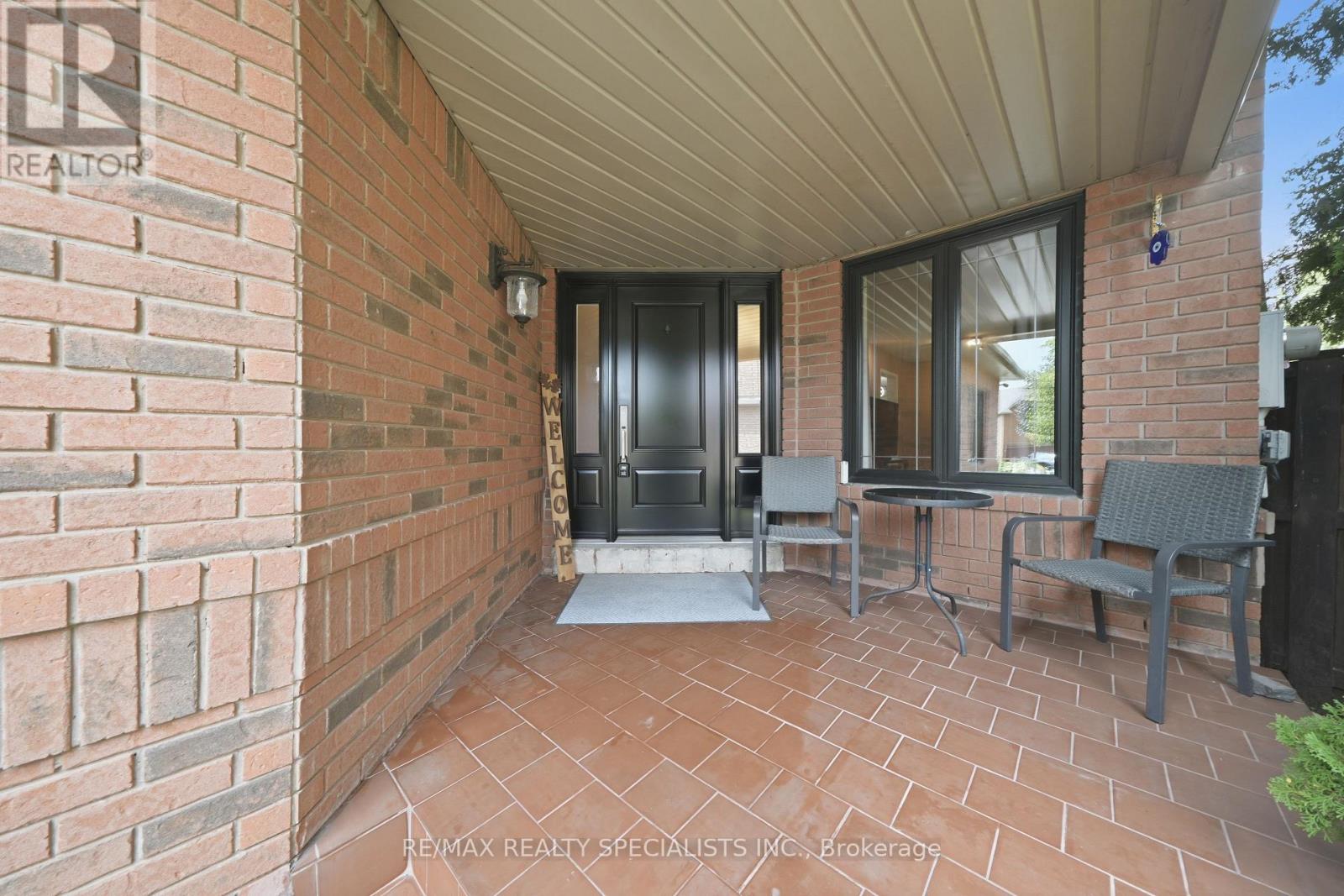 3881 Ponderosa Lane, Mississauga, Ontario  L5N 6W4 - Photo 3 - W13709368
