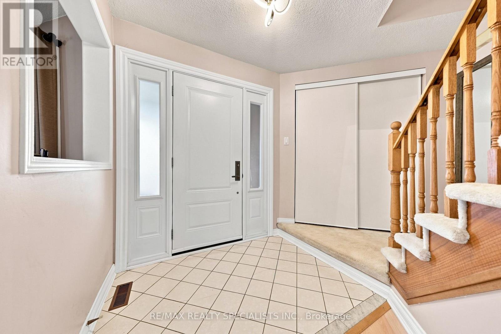 3881 Ponderosa Lane, Mississauga, Ontario  L5N 6W4 - Photo 4 - W13709368