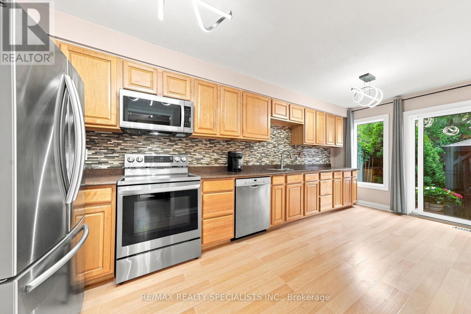3881 Ponderosa Lane, Mississauga, Ontario  L5N 6W4 - Photo 9 - W13709368