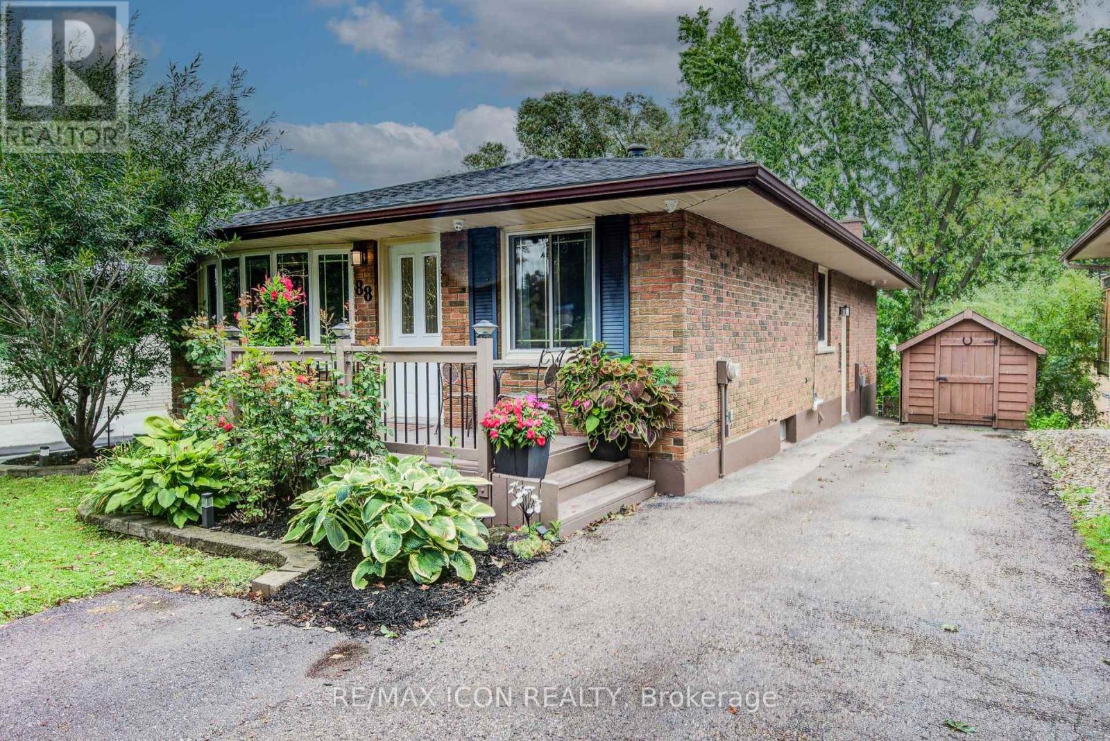 88 Pinedale Drive, Kitchener, Ontario  N2E 1J7 - Photo 3 - X13709384