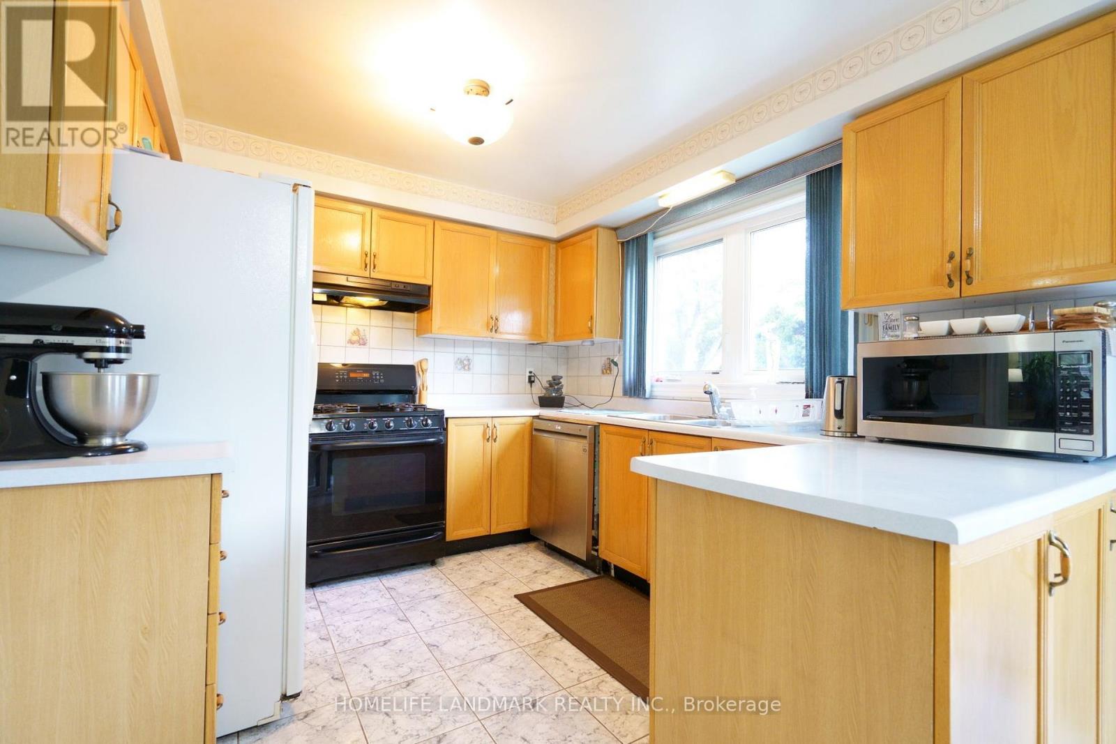 2914 Peacock Drive, Mississauga, Ontario  L5M 5S2 - Photo 6 - W13709110