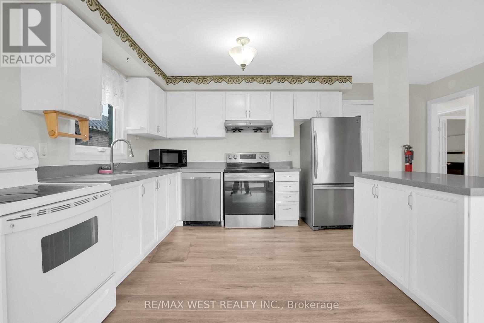 1 Cardinal Street, Barrie, Ontario  L4M 6C8 - Photo 5 - S13707842
