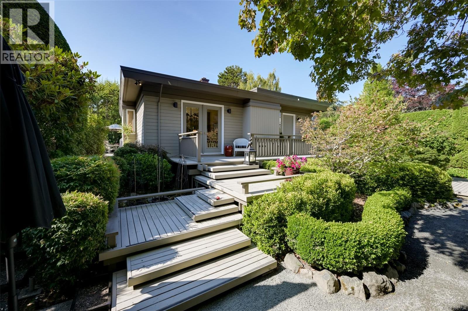 1557 Edgemont Rd, Saanich, British Columbia  V8N 4P7 - Photo 3 - 1047734
