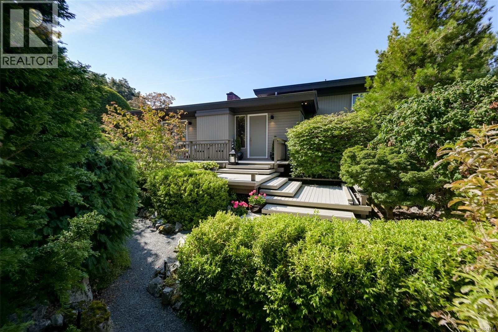 1557 Edgemont Rd, Saanich, British Columbia  V8N 4P7 - Photo 4 - 1047734