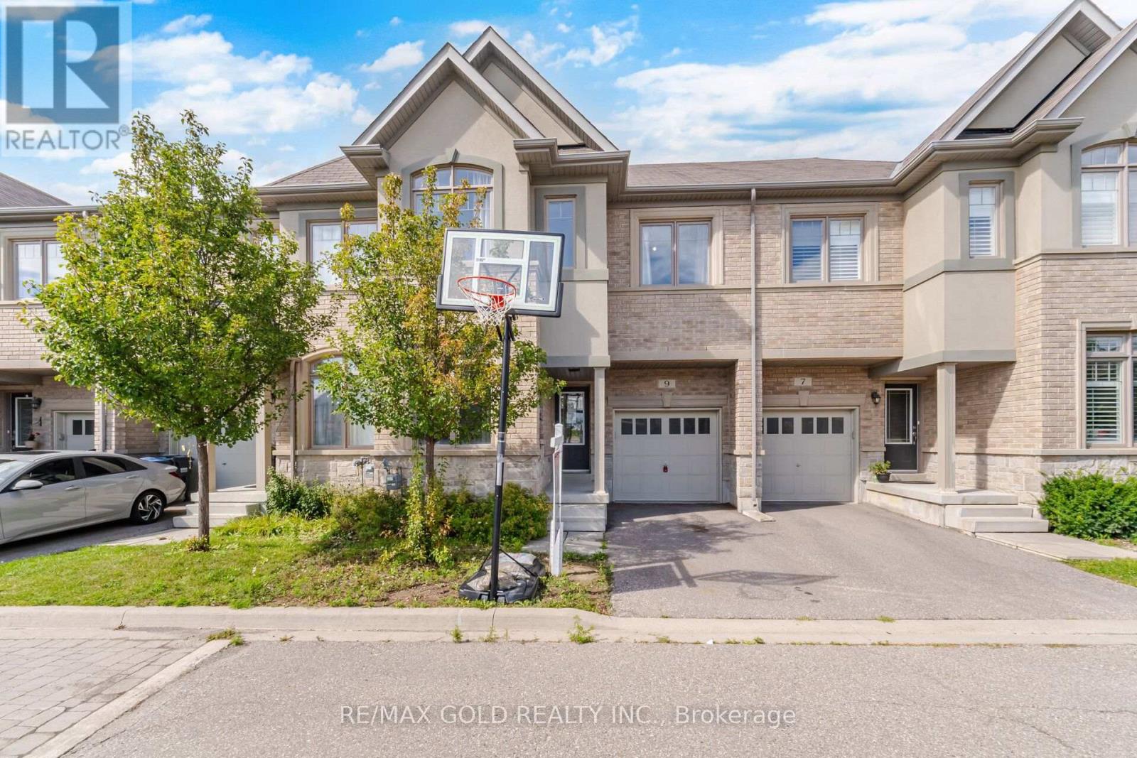 9 Oliana Way, Brampton, Ontario  L6Y 6G8 - Photo 10 - W13698382