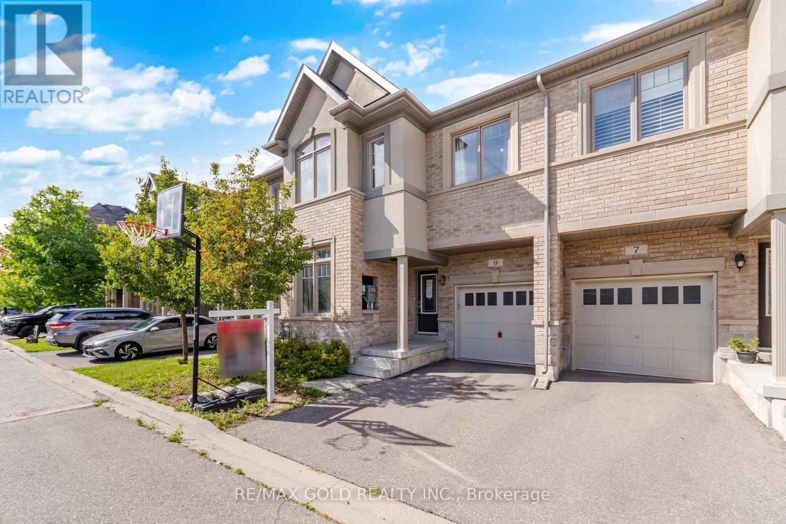 9 Oliana Way, Brampton, Ontario  L6Y 6G8 - Photo 9 - W13698382