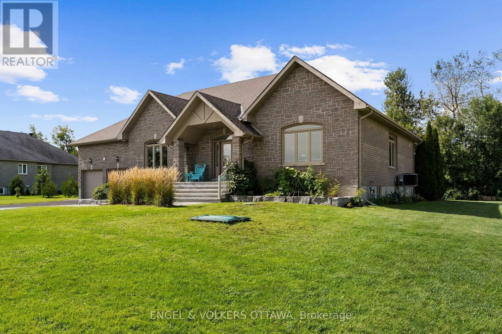 557 Tullamore Street, Ottawa, Ontario  K1X 0A2 - Photo 3 - X13709558