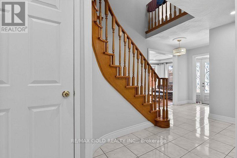 35 Kirk Drive, Brampton, Ontario L6X 4E6 - Photo 5 - W13705040