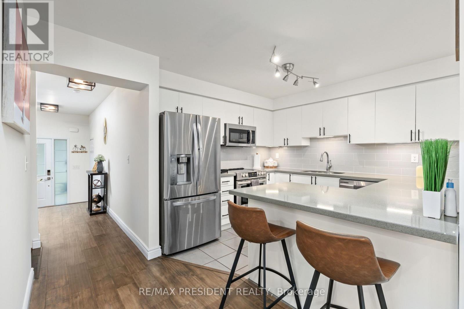 108 Underwood Drive, Whitby, Ontario  L1M 0K9 - Photo 7 - E13709508