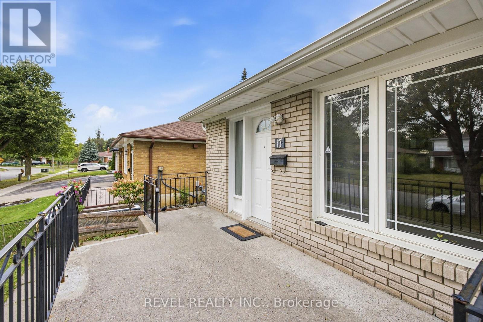 17 Amberjack Boulevard, Toronto, Ontario  M1H 2J2 - Photo 4 - E13709666