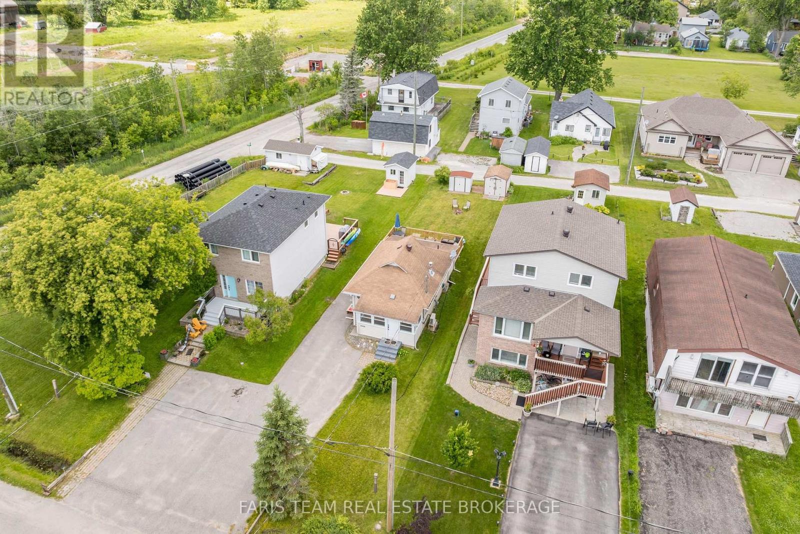 1066 Wood Street, Innisfil, Ontario  L0L 1K0 - Photo 2 - N13709614