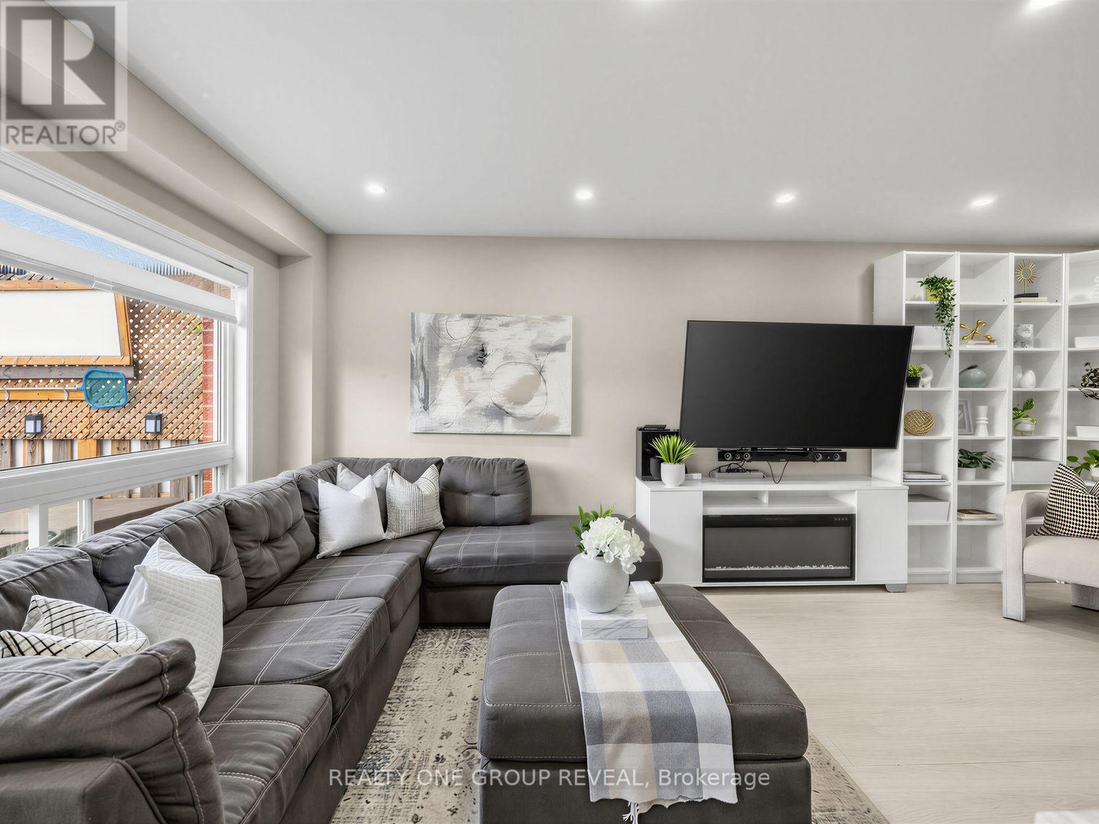 6122 Coxswain Crescent, Mississauga, Ontario  L5V 2Z8 - Photo 3 - W13709492