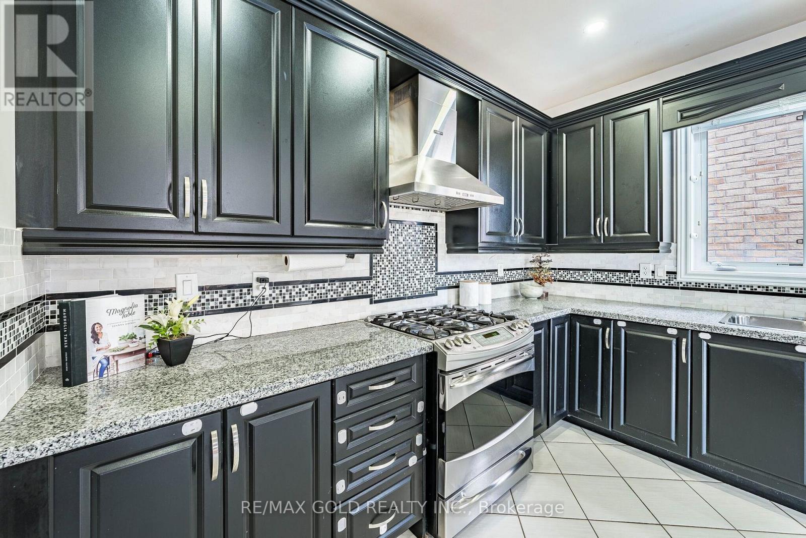 54 Orangeblossom Trail, Brampton, Ontario  L6X 3B5 - Photo 11 - W13709724
