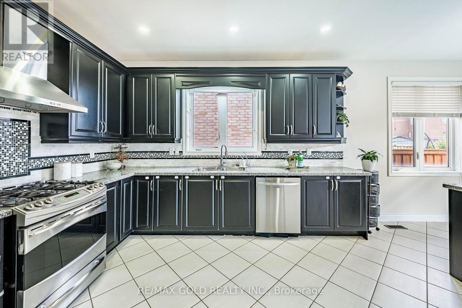 54 Orangeblossom Trail, Brampton, Ontario  L6X 3B5 - Photo 13 - W13709724