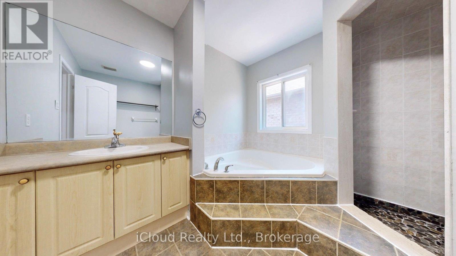5661 Volpe Avenue, Mississauga, Ontario  L5V 3A6 - Photo 19 - W13709756