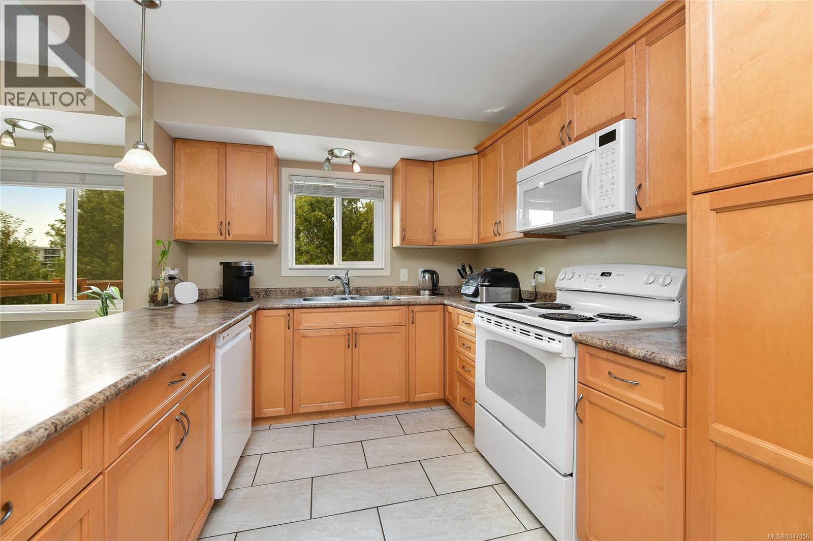 3304 Aldridge St, Saanich, British Columbia  V8P 4L8 - Photo 11 - 1047056