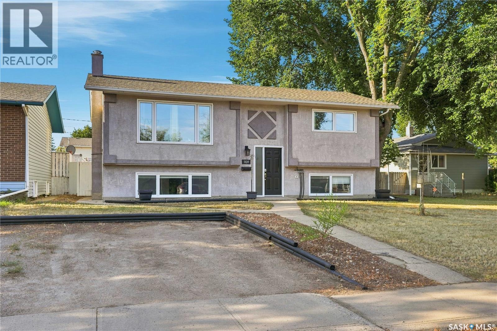 1109 Lillooet Street W, Moose Jaw, Saskatchewan  S6H 5A2 - Photo 1 - SK046492
