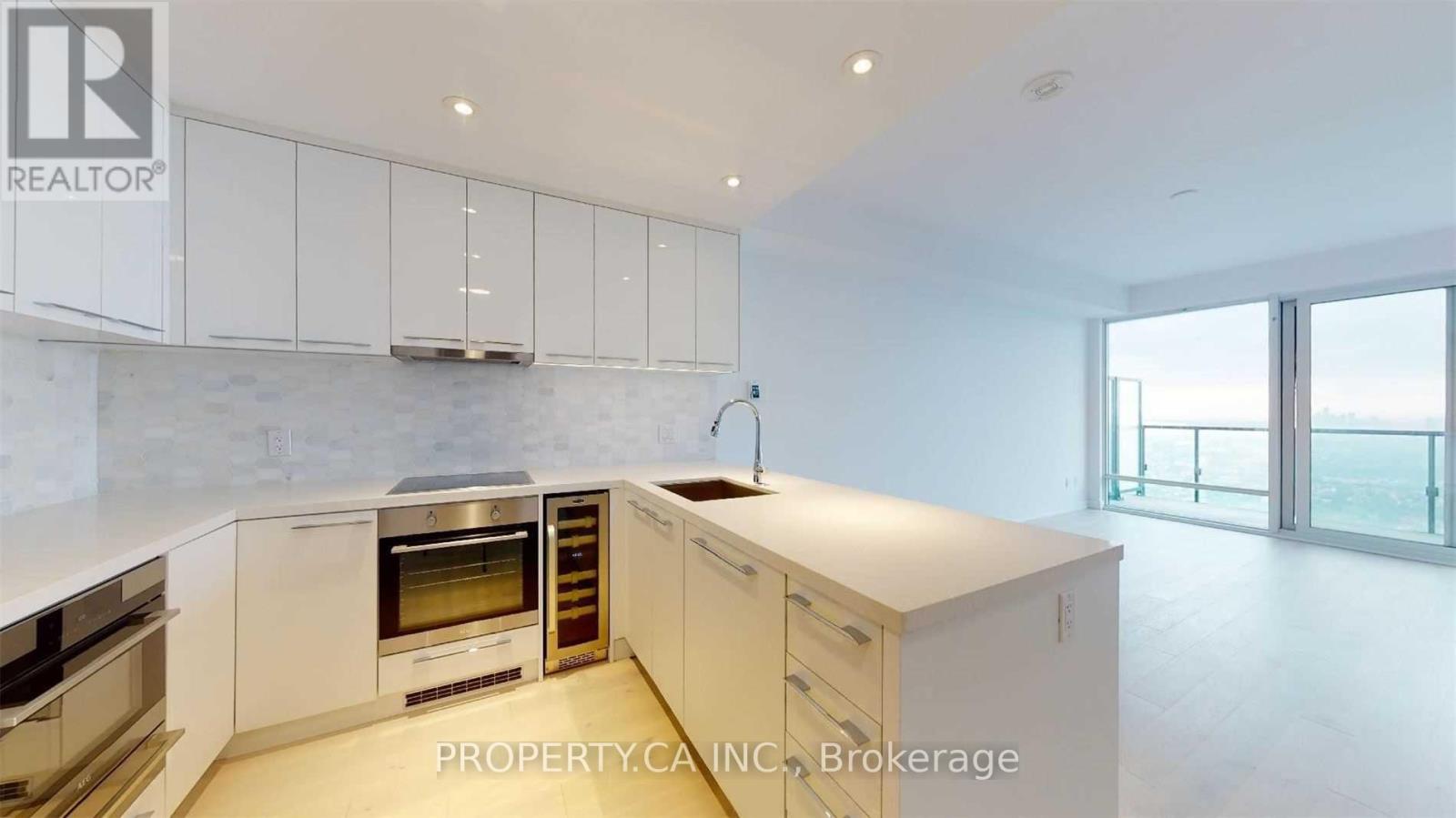 5012 - 488 University Avenue, Toronto, Ontario  M5G 0C1 - Photo 2 - C13709778