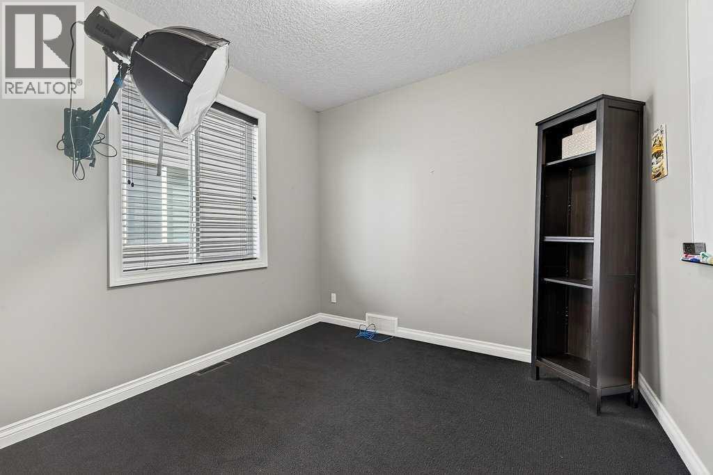 76 Rainbow Falls Boulevard, Chestermere, Alberta  T1X 0S6 - Photo 5 - A2316289