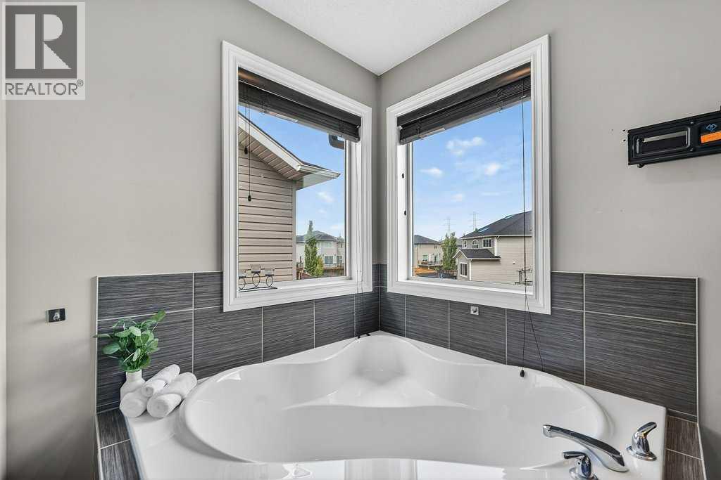 76 Rainbow Falls Boulevard, Chestermere, Alberta  T1X 0S6 - Photo 34 - A2316289