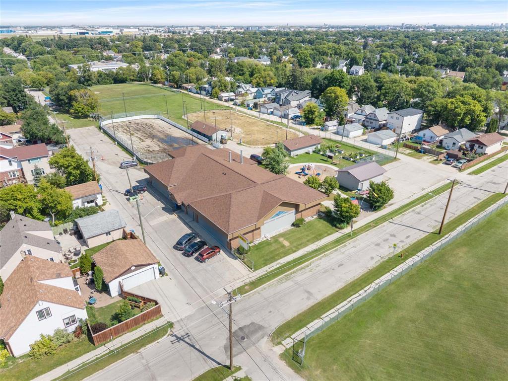 243 Linwood Street, Winnipeg, Manitoba  R2J 2C7 - Photo 7 - 202620101