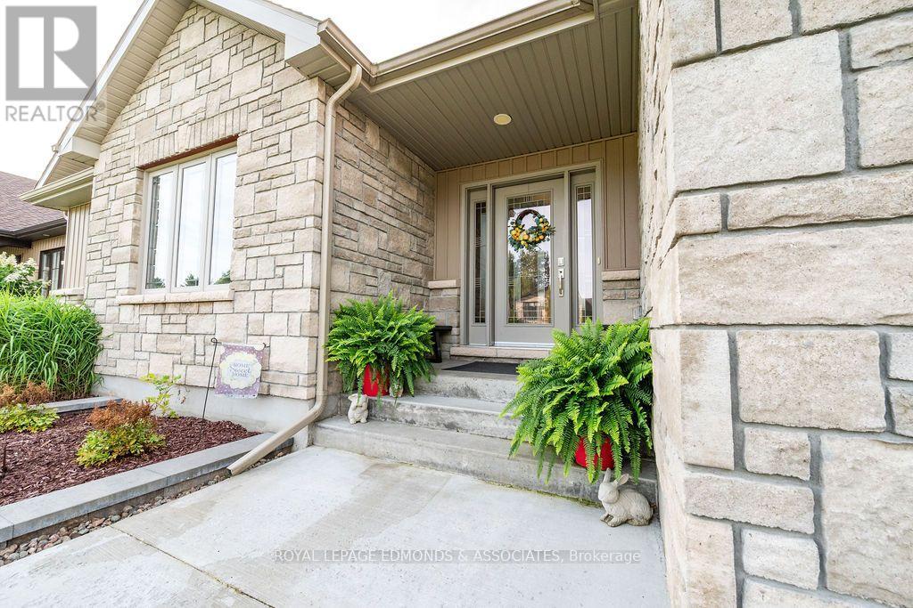 10 Noble Crescent, Petawawa, Ontario K8H 0G1 - Photo 2 - X13710130