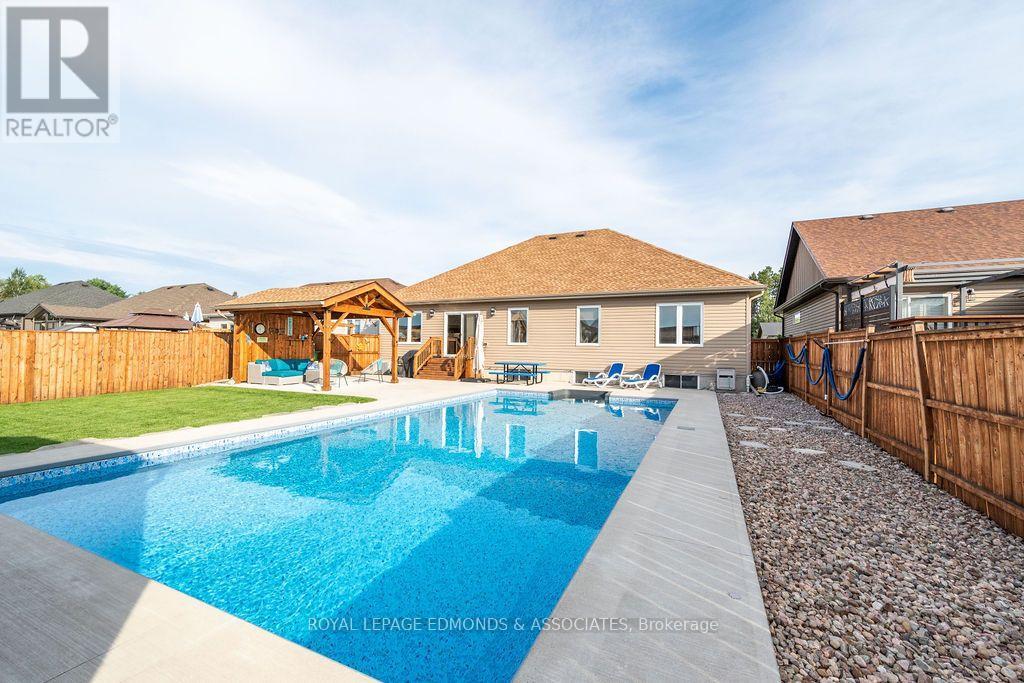 10 Noble Crescent, Petawawa, Ontario  K8H 0G1 - Photo 35 - X13710130