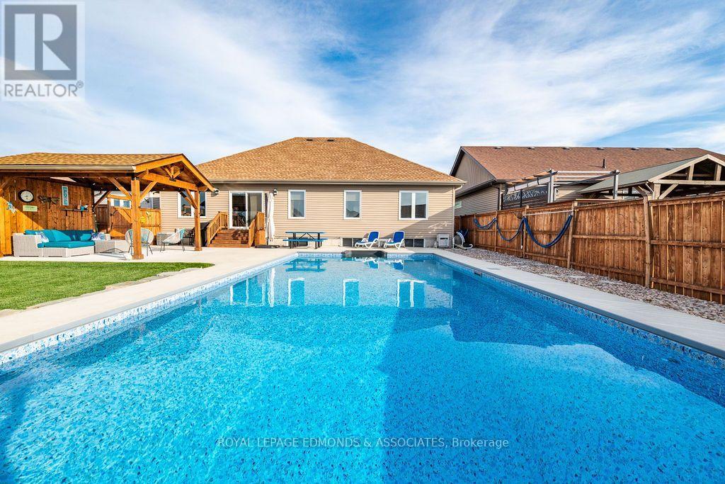 10 Noble Crescent, Petawawa, Ontario K8H 0G1 - Photo 4 - X13710130