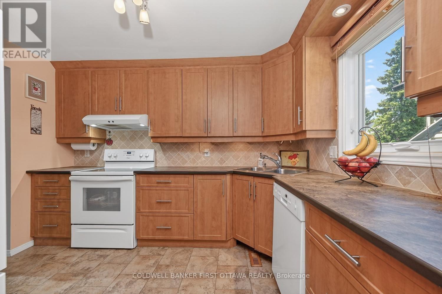 1528 Brookmill Lane, Ottawa, Ontario  K1B 5G4 - Photo 10 - X13710046