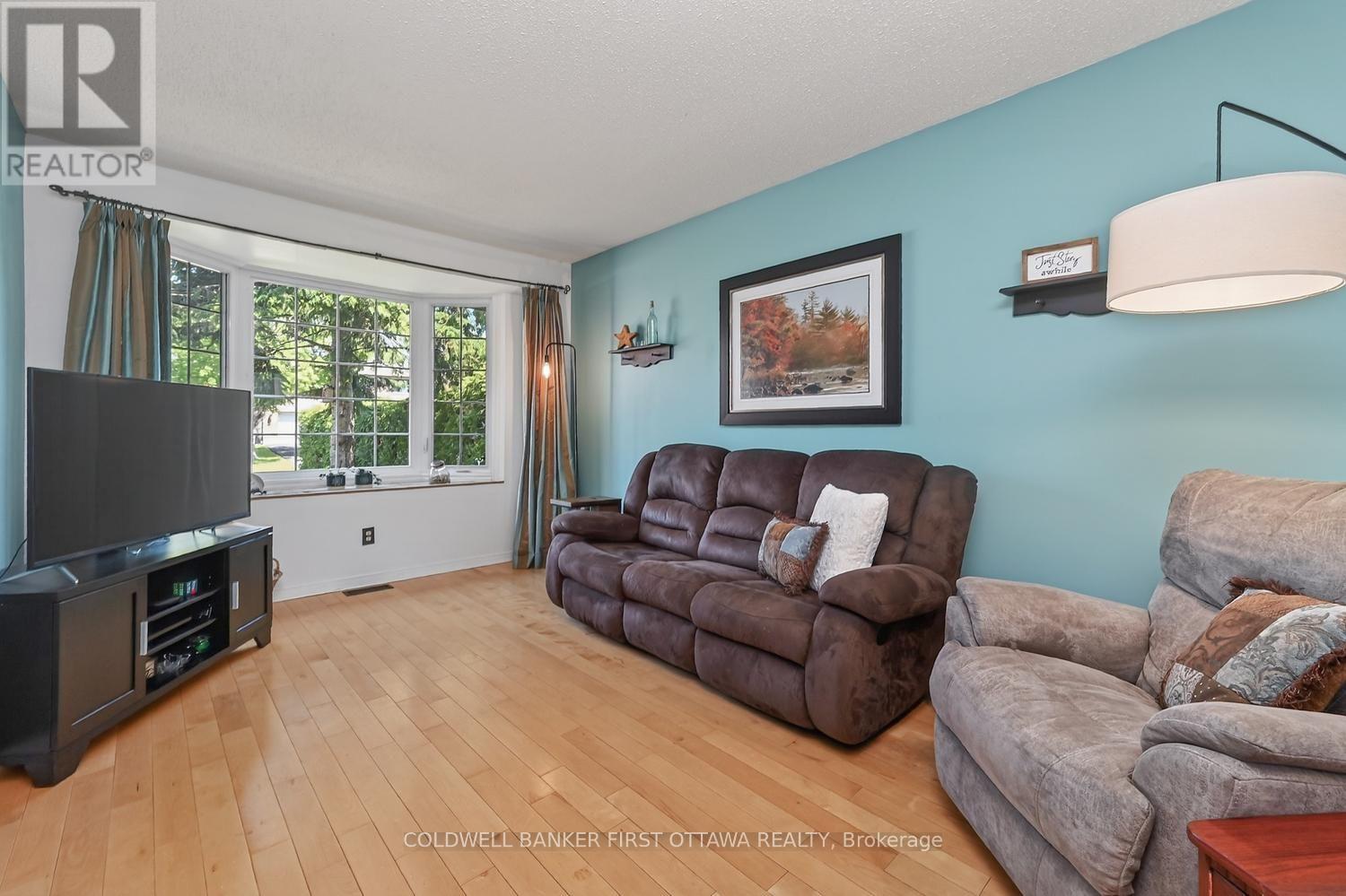 1528 Brookmill Lane, Ottawa, Ontario  K1B 5G4 - Photo 5 - X13710046
