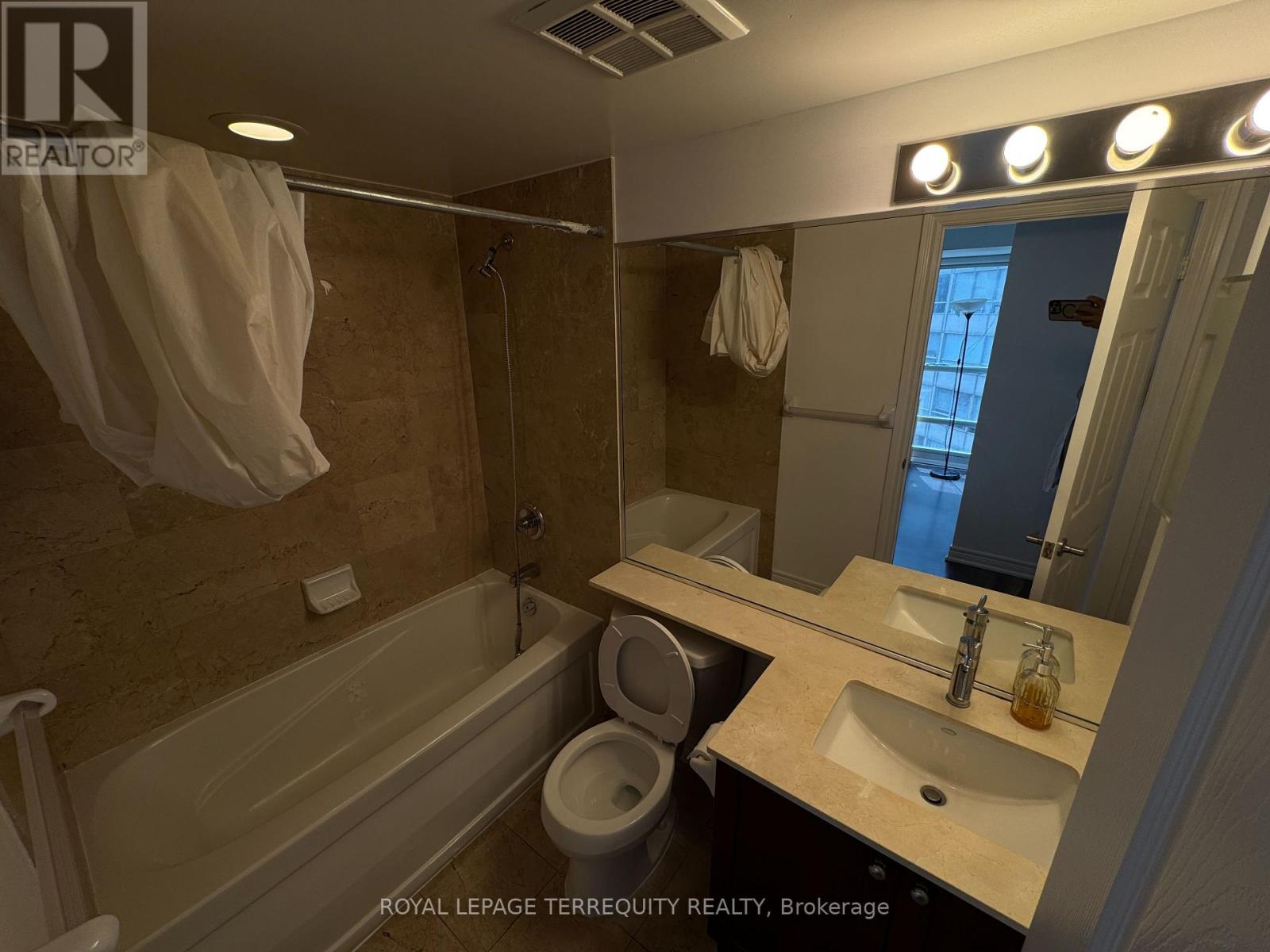 909 - 761 Bay Street, Toronto, Ontario  M5G 2R2 - Photo 2 - C13710060