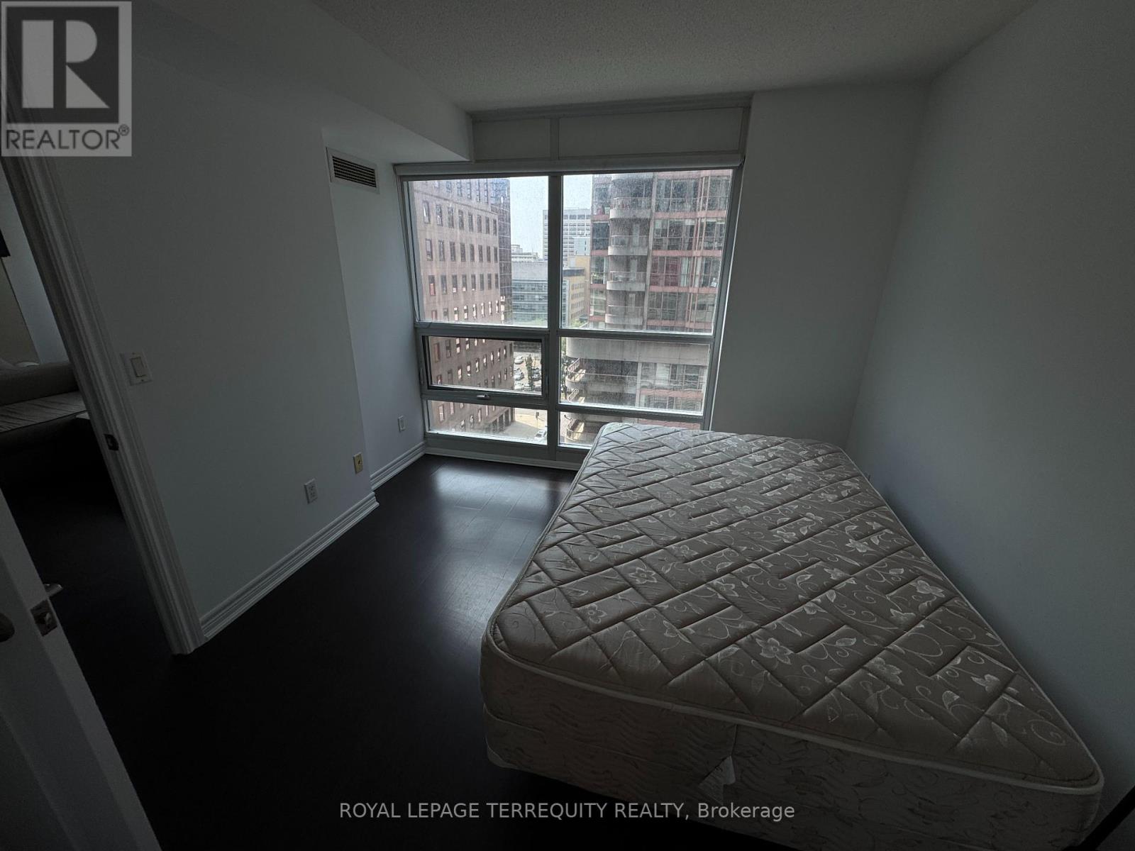 909 - 761 Bay Street, Toronto, Ontario  M5G 2R2 - Photo 3 - C13710060