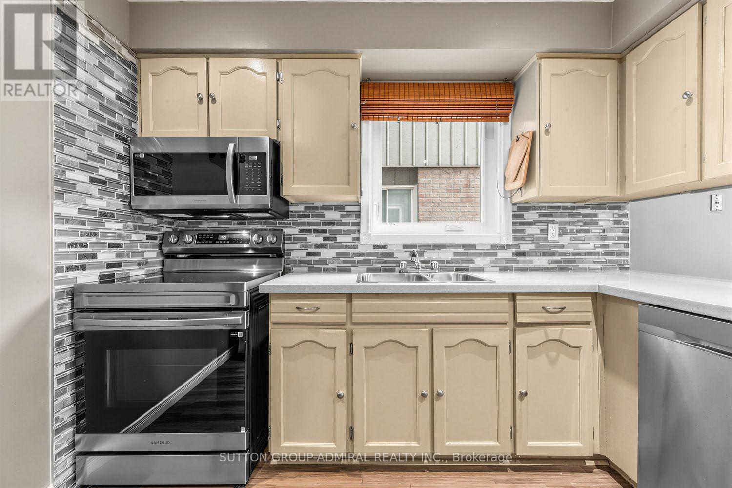 19 Carnival Court, Toronto, Ontario M2R 3T7 - Photo 10 - C13710080
