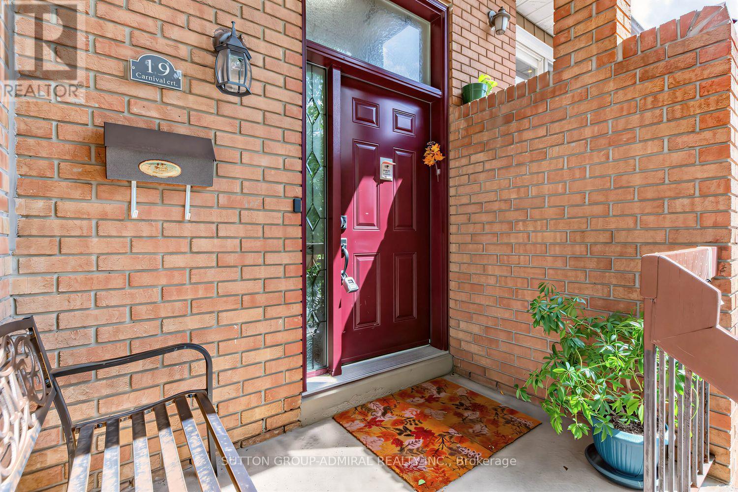 19 Carnival Court, Toronto, Ontario M2R 3T7 - Photo 3 - C13710080