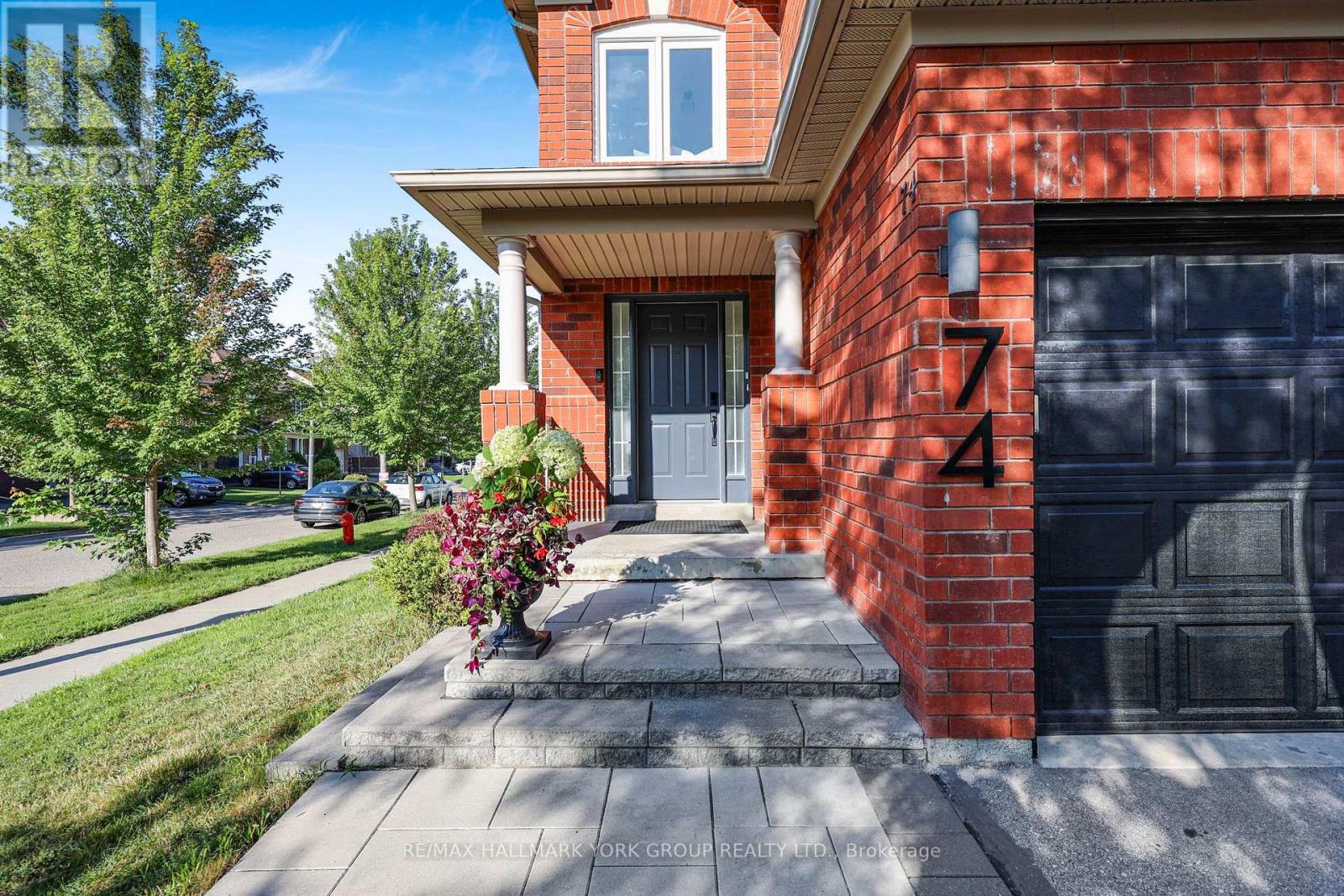 74 Snedden Avenue, Aurora, Ontario  L4G 7K7 - Photo 3 - N13710018