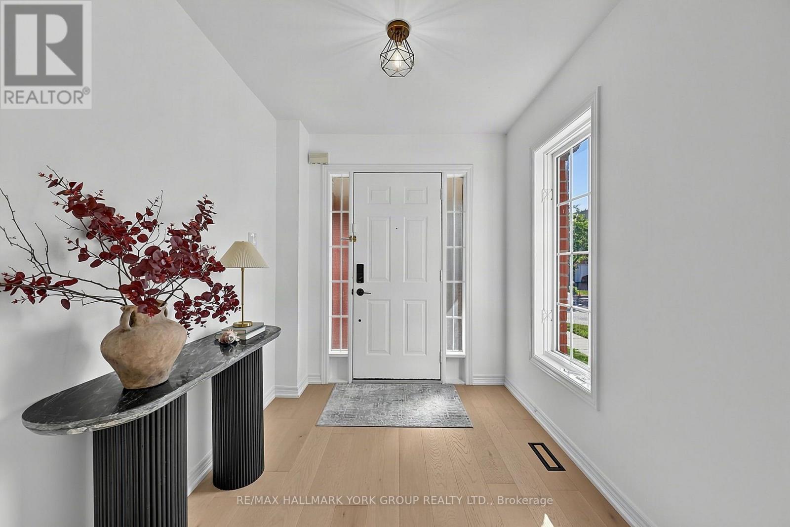 74 Snedden Avenue, Aurora, Ontario  L4G 7K7 - Photo 4 - N13710018