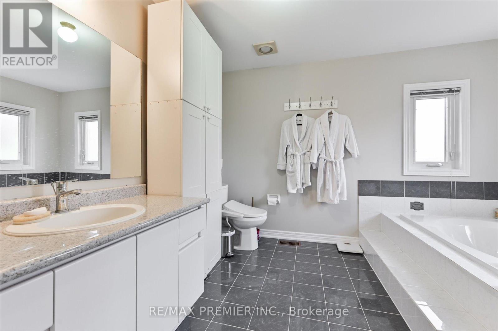 581 Wycliffe Avenue, Vaughan, Ontario  L4L 8S8 - Photo 13 - N13710084