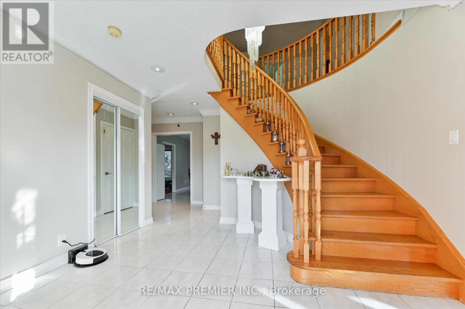581 Wycliffe Avenue, Vaughan, Ontario  L4L 8S8 - Photo 2 - N13710084