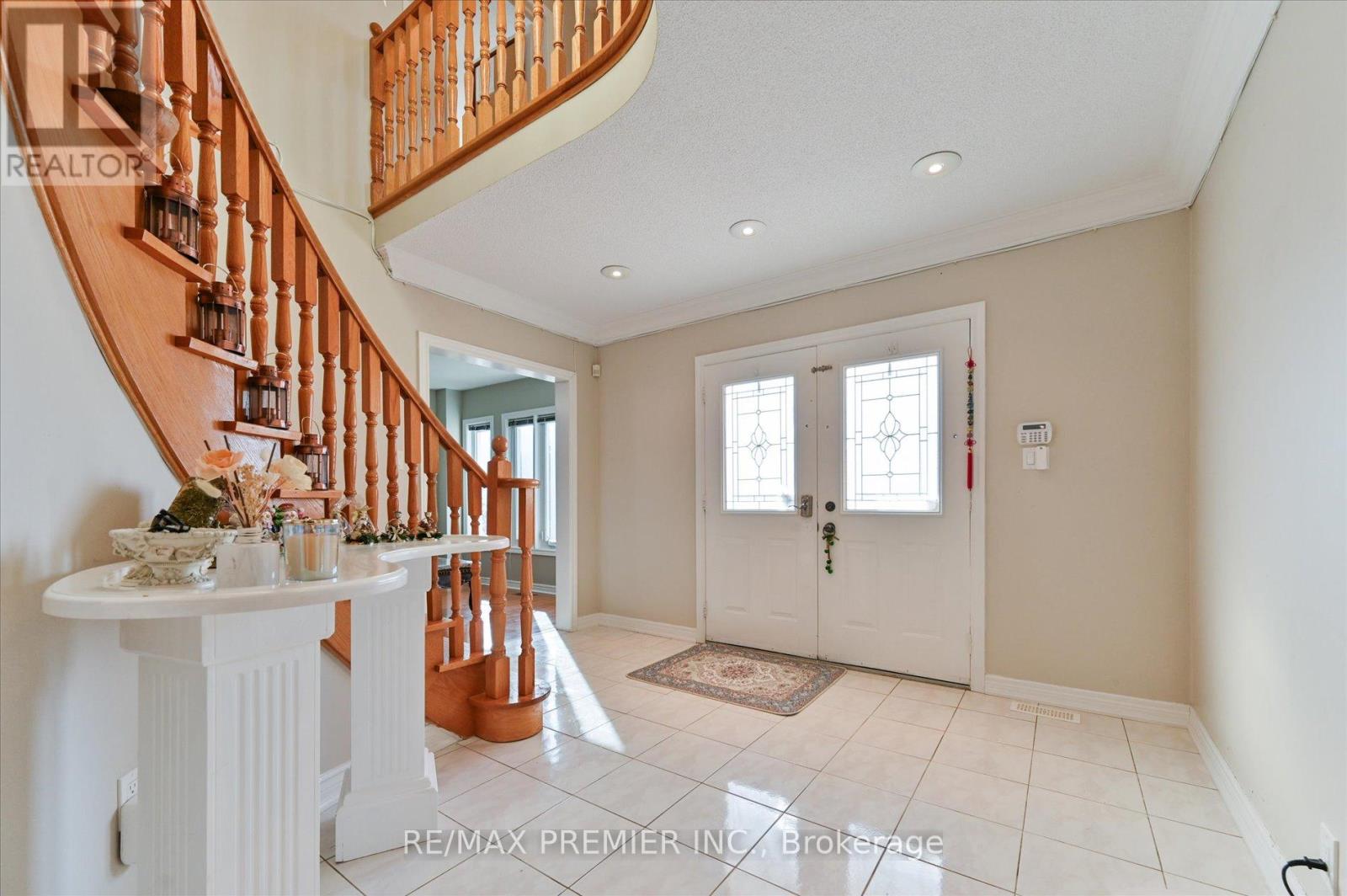 581 Wycliffe Avenue, Vaughan, Ontario  L4L 8S8 - Photo 3 - N13710084