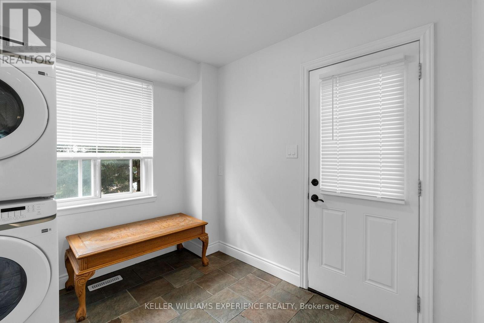 49 Daphne Crescent, Barrie (Cundles East), Ontario  L4M 2Y7 - Photo 7 - S13710074