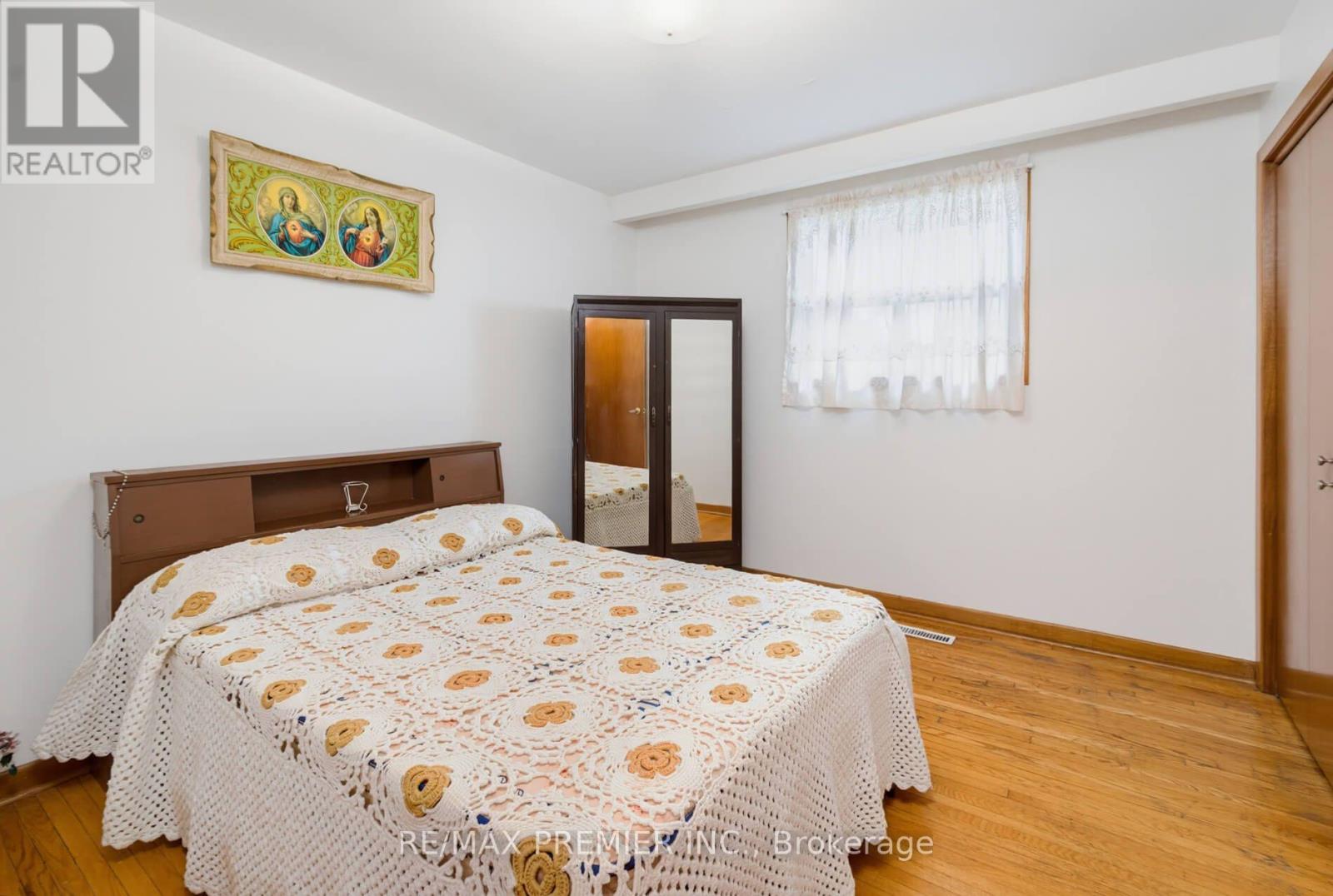 27 Whitfield Avenue, Toronto, Ontario  M9L 1G2 - Photo 10 - W13709936