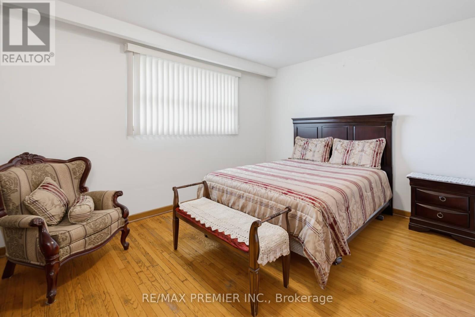 27 Whitfield Avenue, Toronto, Ontario  M9L 1G2 - Photo 12 - W13709936