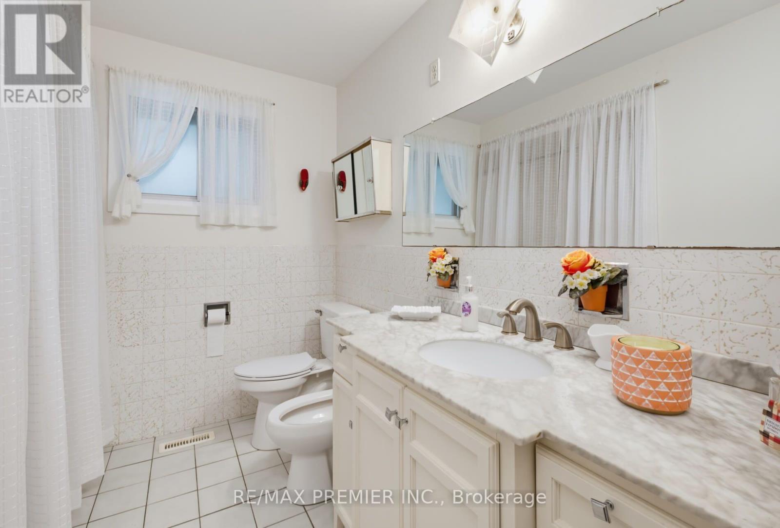 27 Whitfield Avenue, Toronto, Ontario  M9L 1G2 - Photo 13 - W13709936